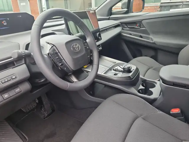 Toyota C-HR+ view 8