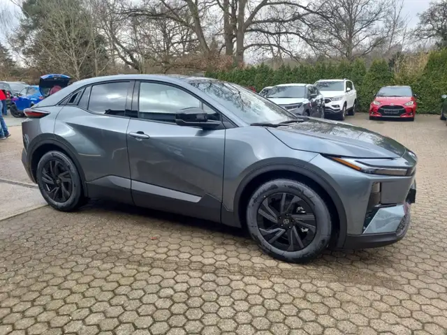 Toyota C-HR+ view 11