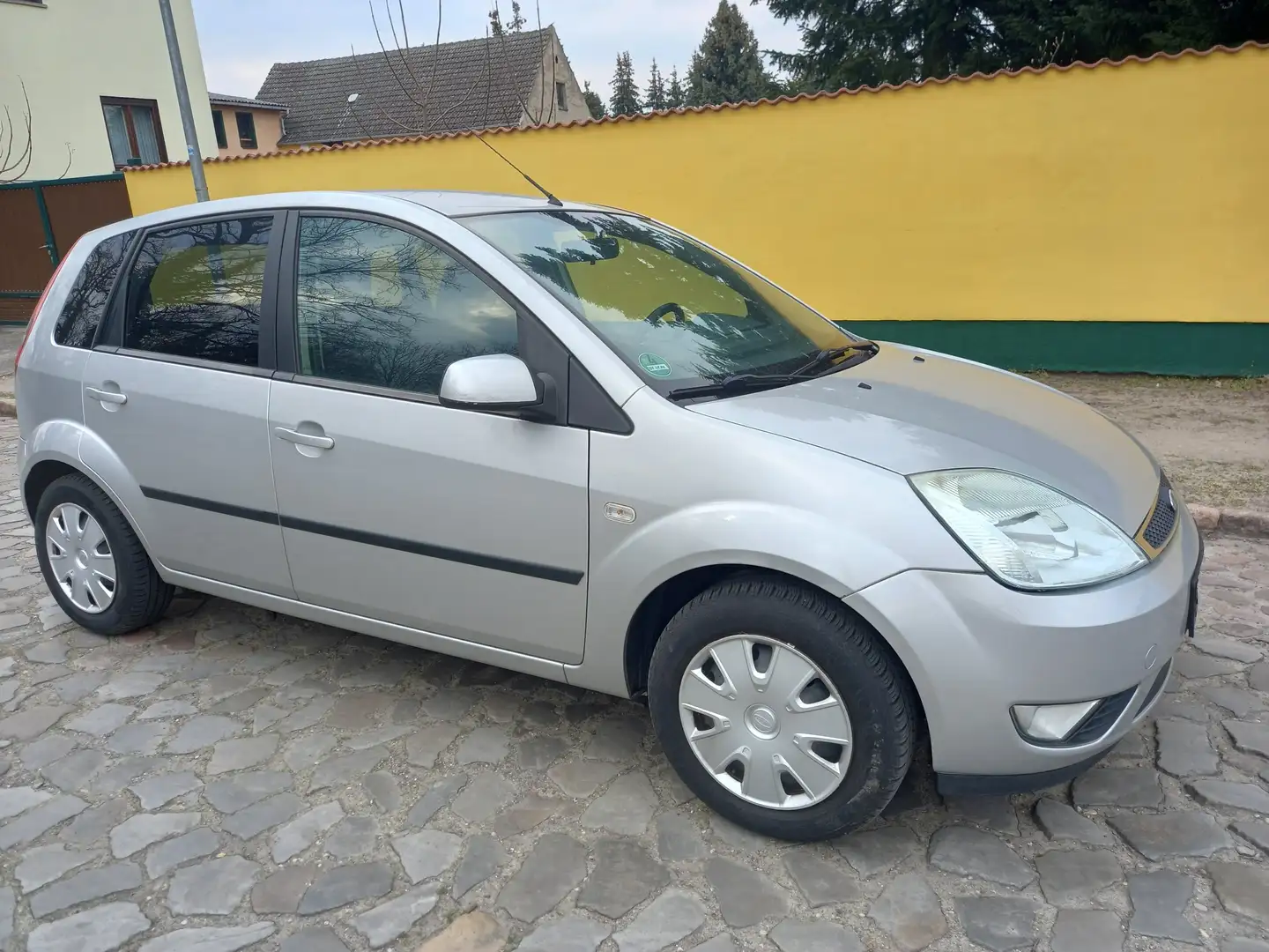 Ford Fiesta 1.4 , Zahnriemen neu, TÜV neu, Klima gemacht Plateado - 1