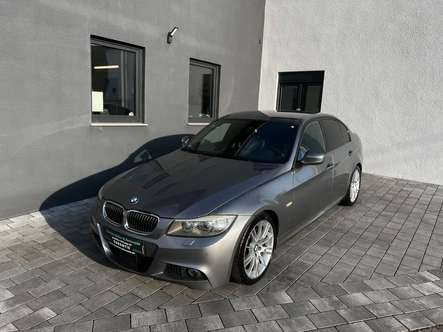 BMW 330 3 Lim. 330i Automatik/Navi/Leder/M-Paket Grau - 1
