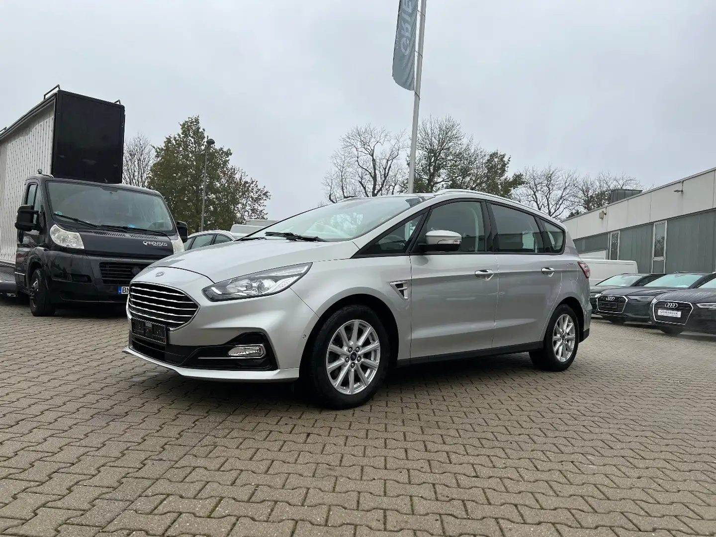 Ford S-Max 2.0 EcoBlue Trend *Navi Kamera Alu PDC* Silber - 1