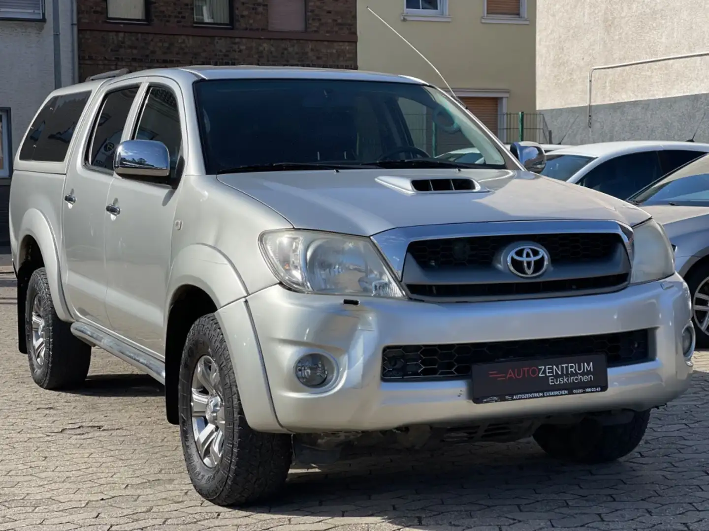 Toyota Hilux Double Cab Life 4x4 Klima | Navi | Hardt. Stříbrná - 1