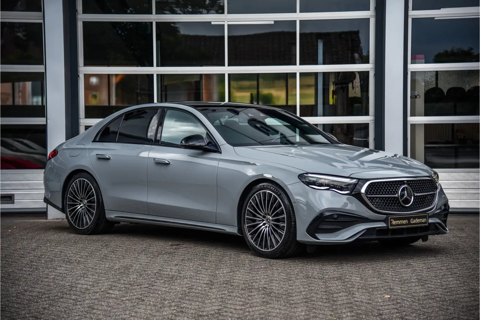 Mercedes-Benz E 300 e 4MATIC AMG Line Gris - 1