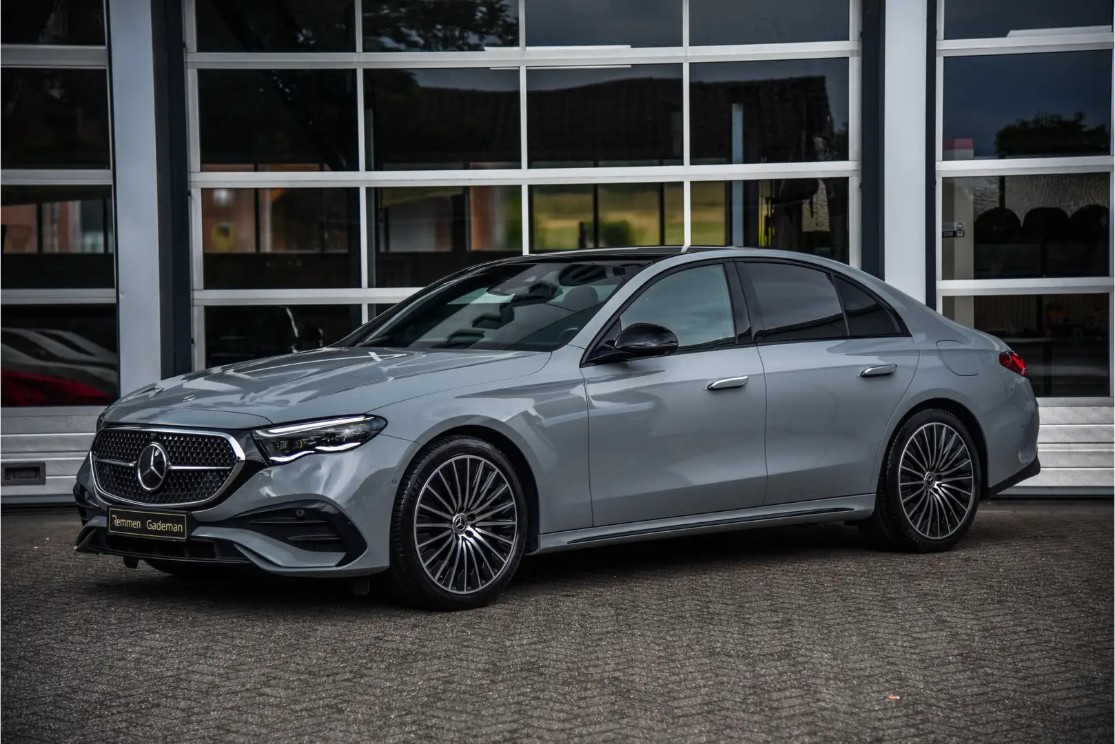 Mercedes-Benz E 300 e 4MATIC AMG Line Gris - 2