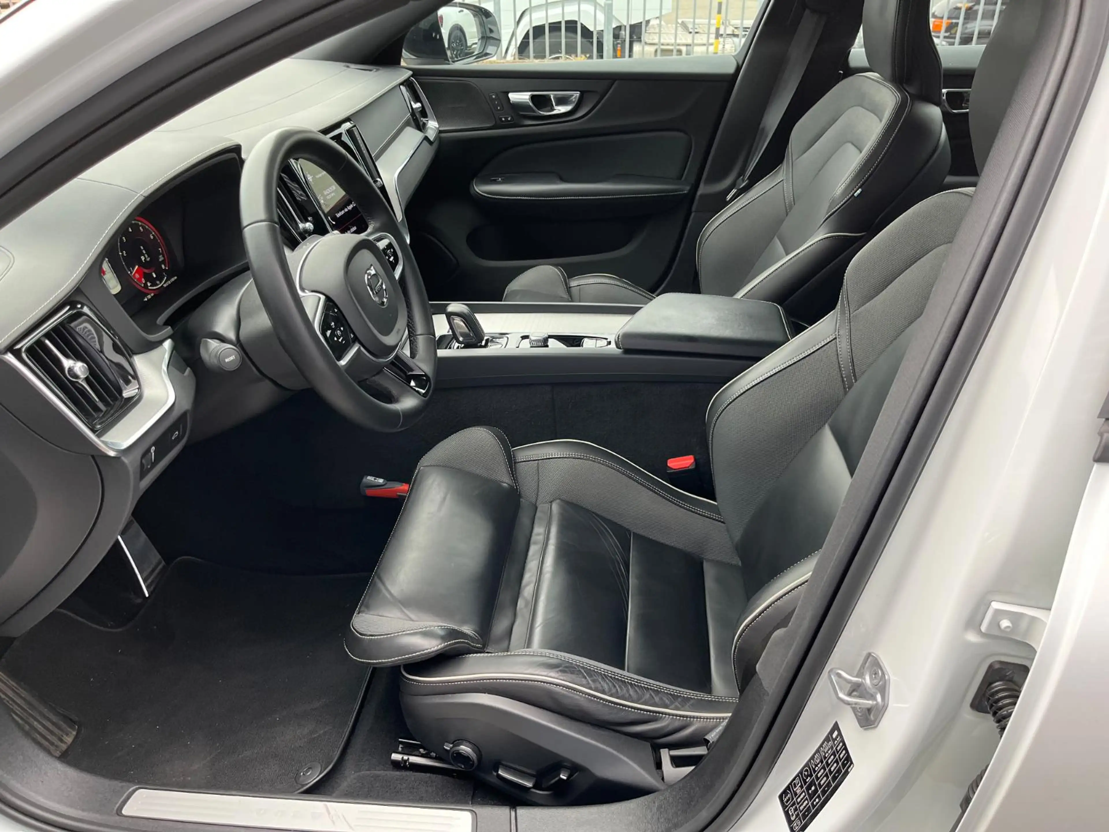Volvo S60 2.0 B5 R-Design | Panoramadak | Harman Kardon Audi — photo 6