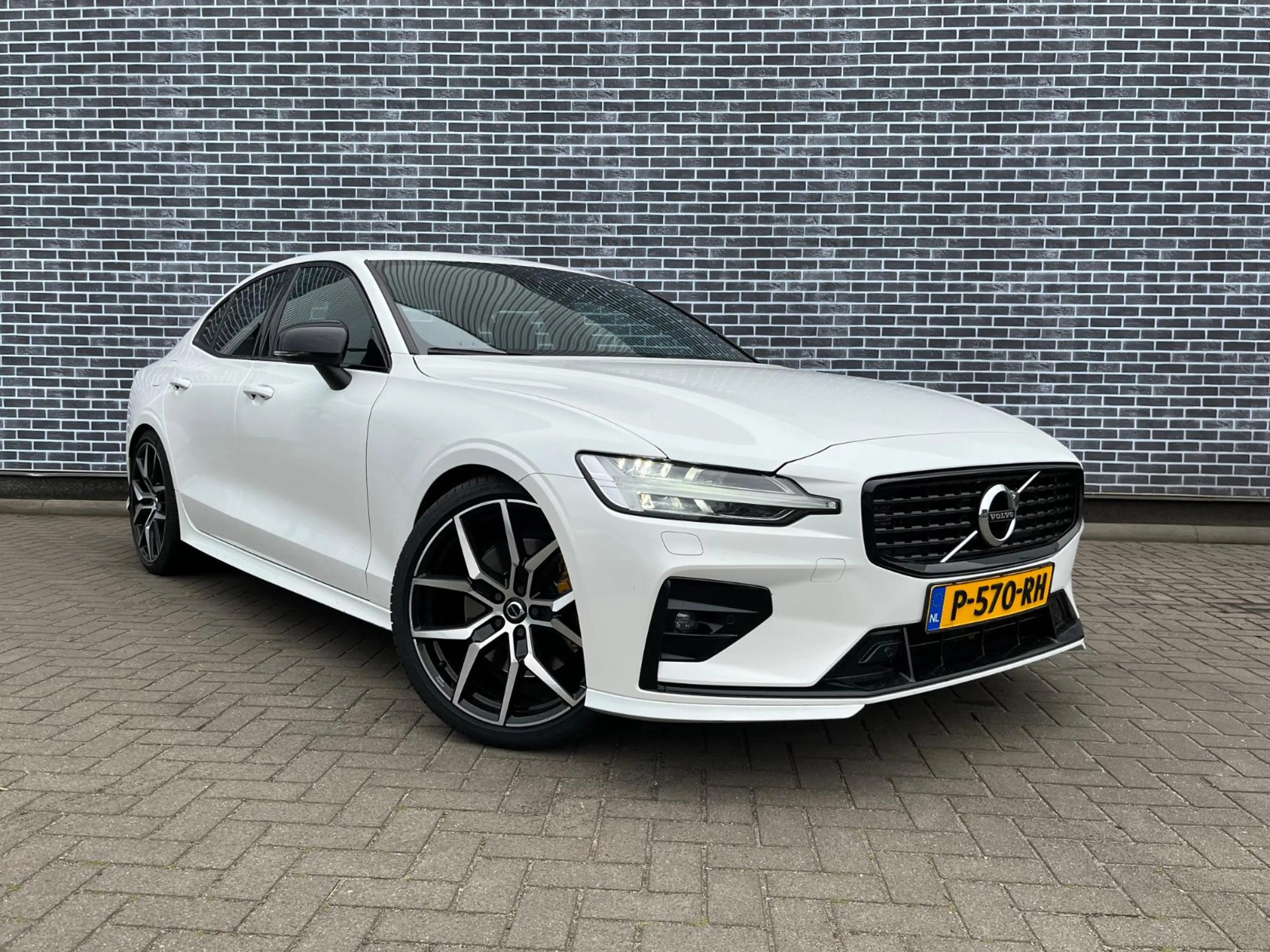 Volvo S60 2.0 B5 R-Design | Panoramadak | Harman Kardon Audi — photo 3