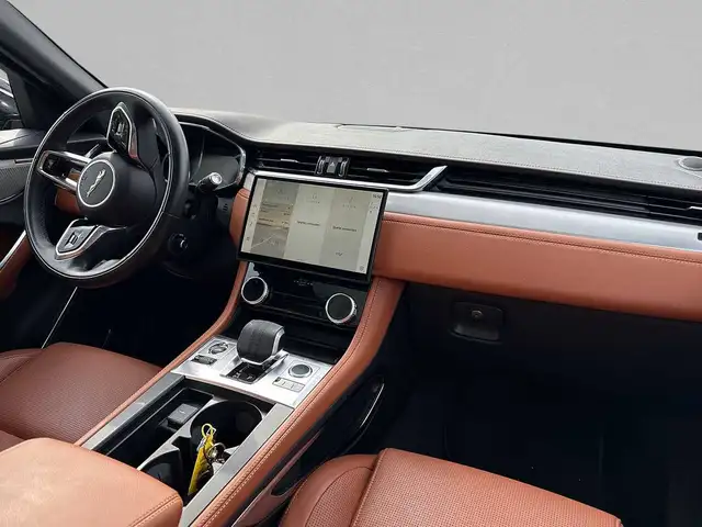 Jaguar F-Pace view 4
