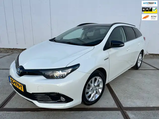Toyota Auris 1.8 Hybrid Black Edition Clima - trekhaak - full m