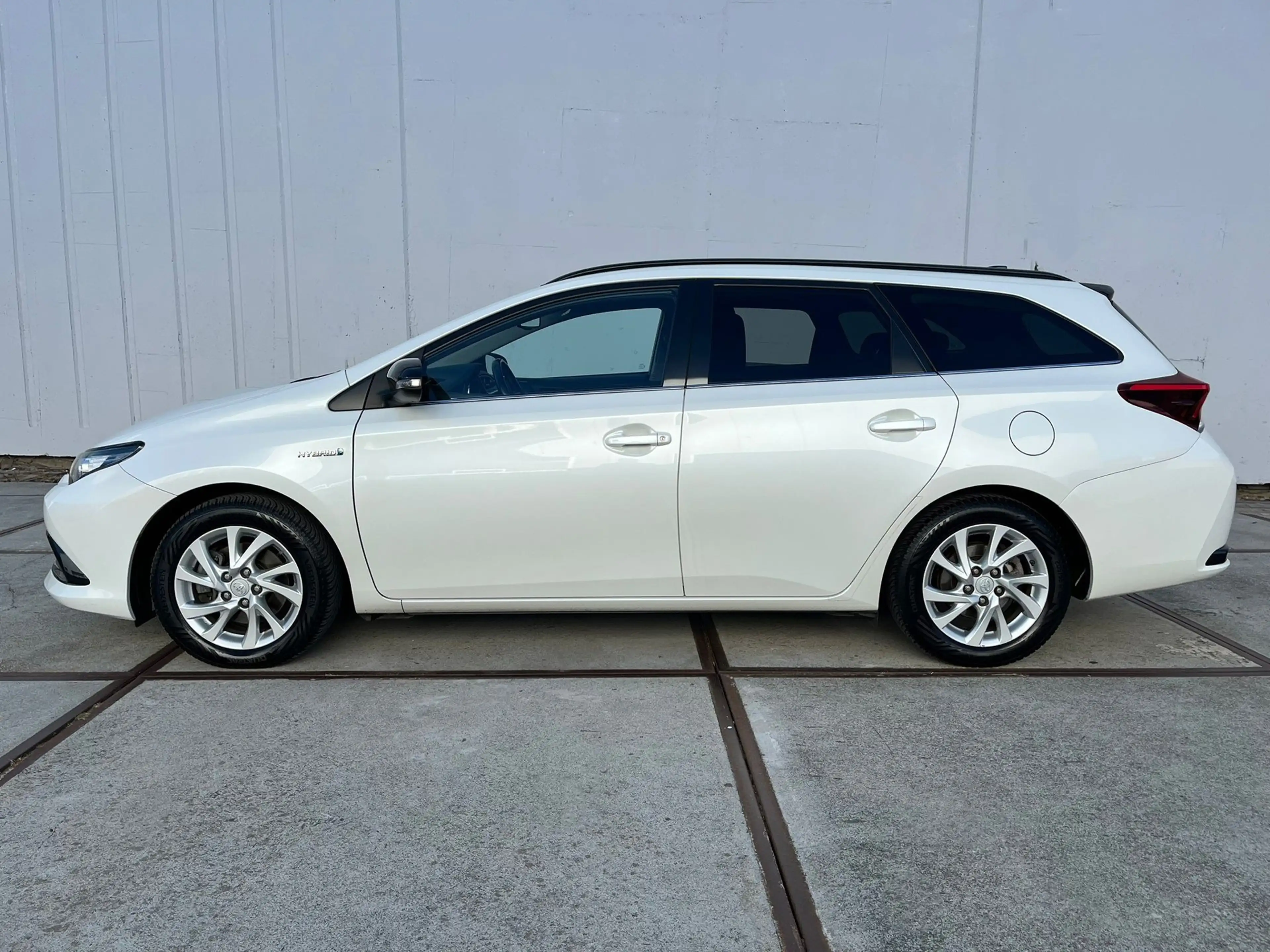Toyota Auris 1.8 Hybrid Black Edition Clima - trekhaak - full m — photo 2