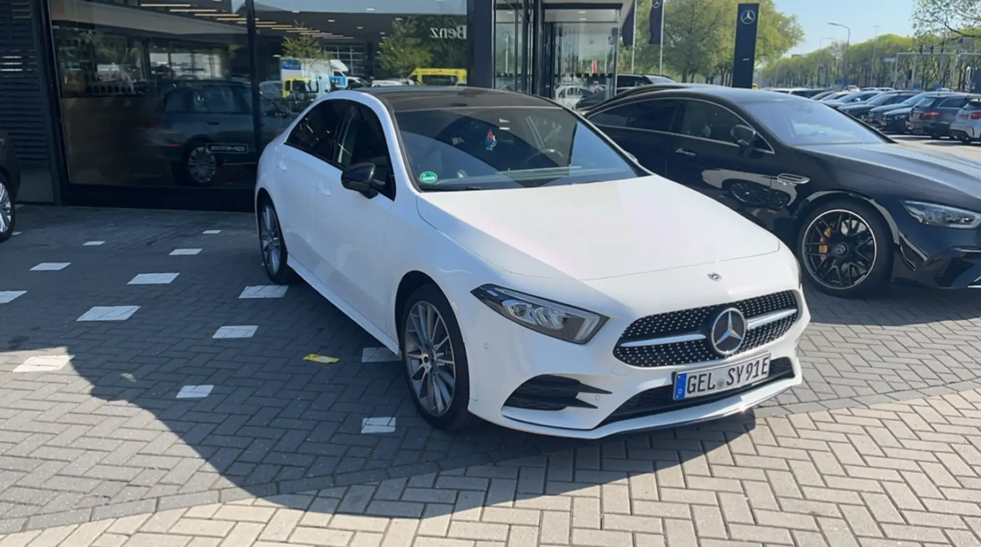 Mercedes-Benz A 250 e 8G-DCT AMG Line - 1