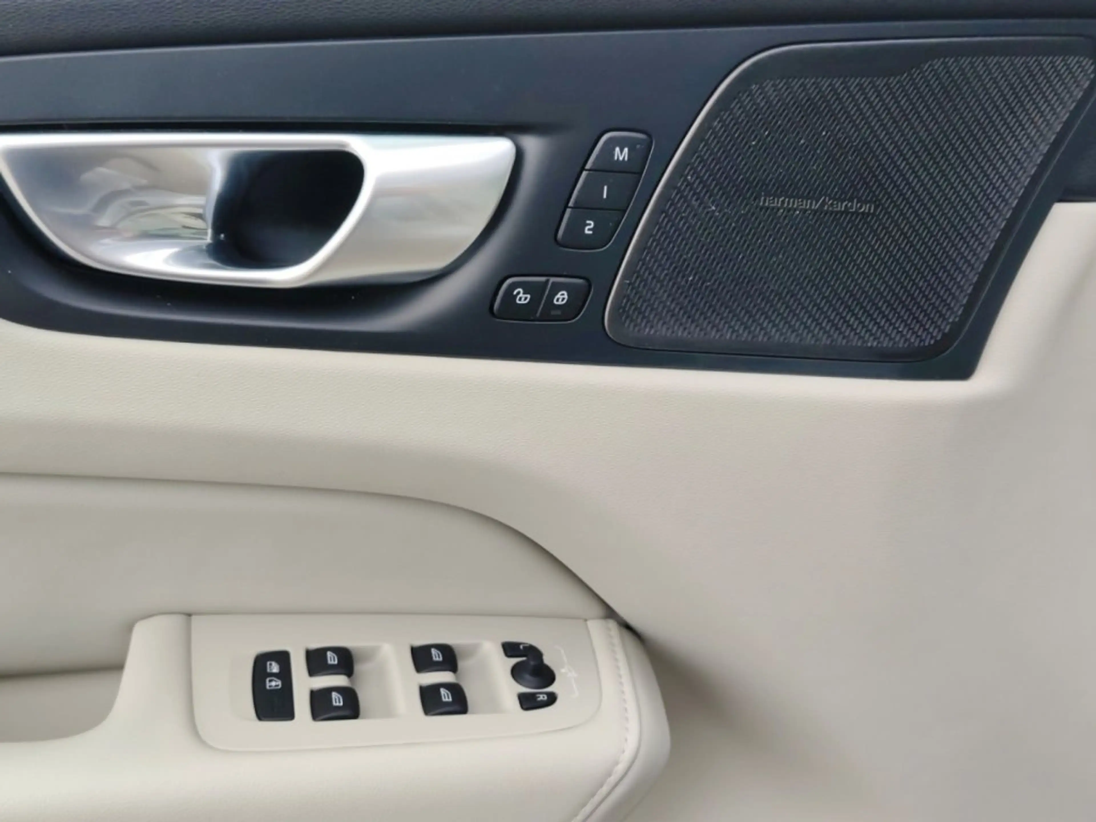 Volvo XC60 Ultimate, B4 AWD Mild Hybrid, Diesel, Dark — photo 7