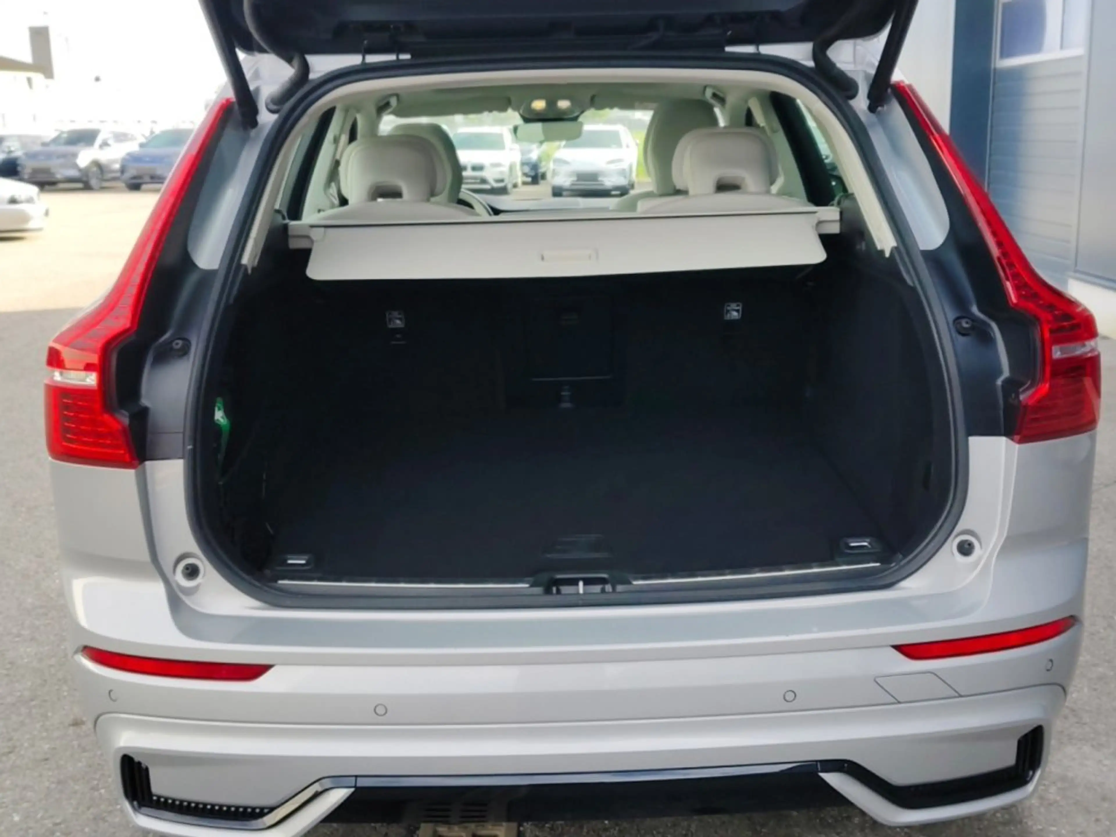 Volvo XC60 Ultimate, B4 AWD Mild Hybrid, Diesel, Dark — photo 14