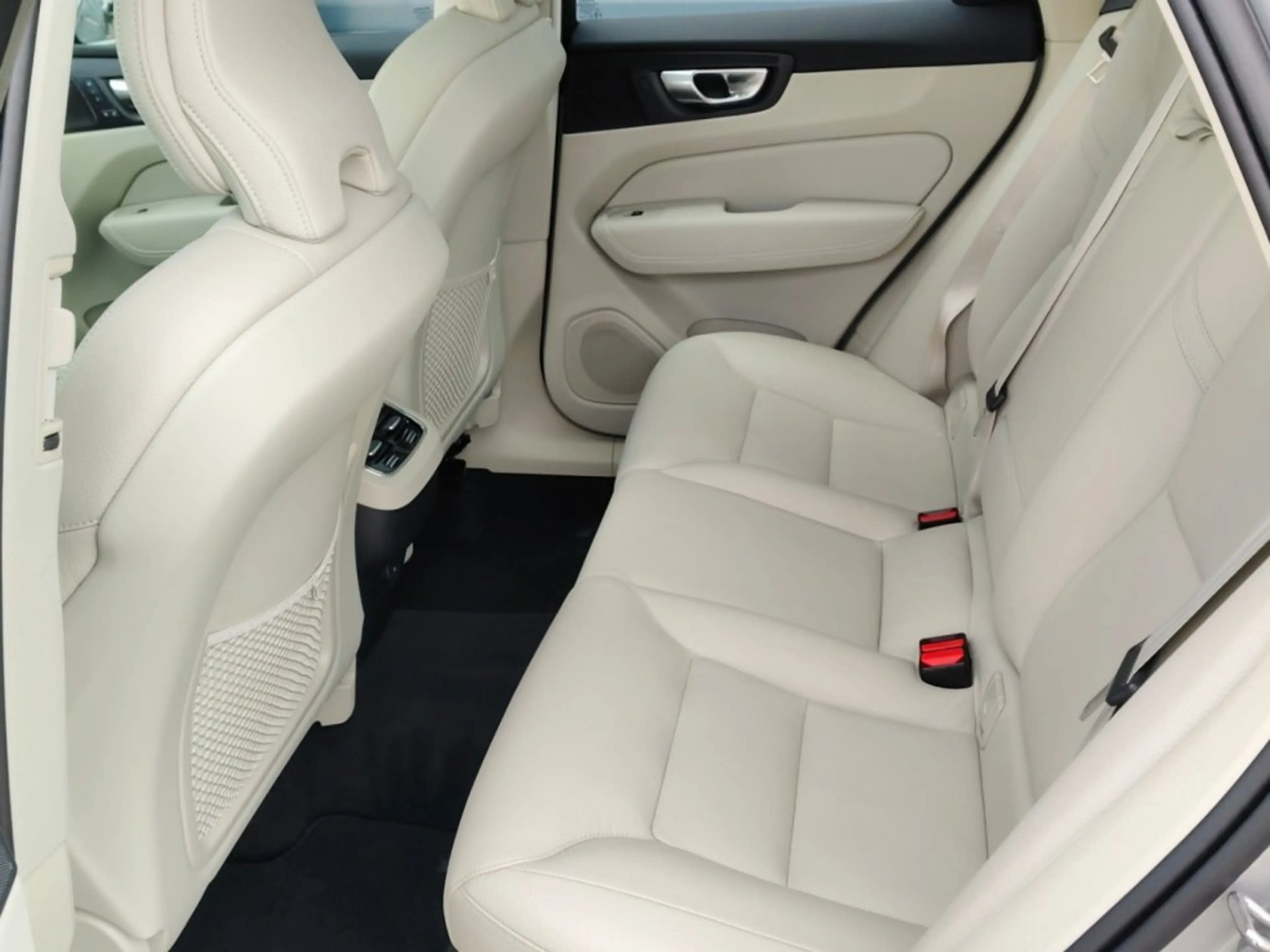 Volvo XC60 Ultimate, B4 AWD Mild Hybrid, Diesel, Dark — photo 8
