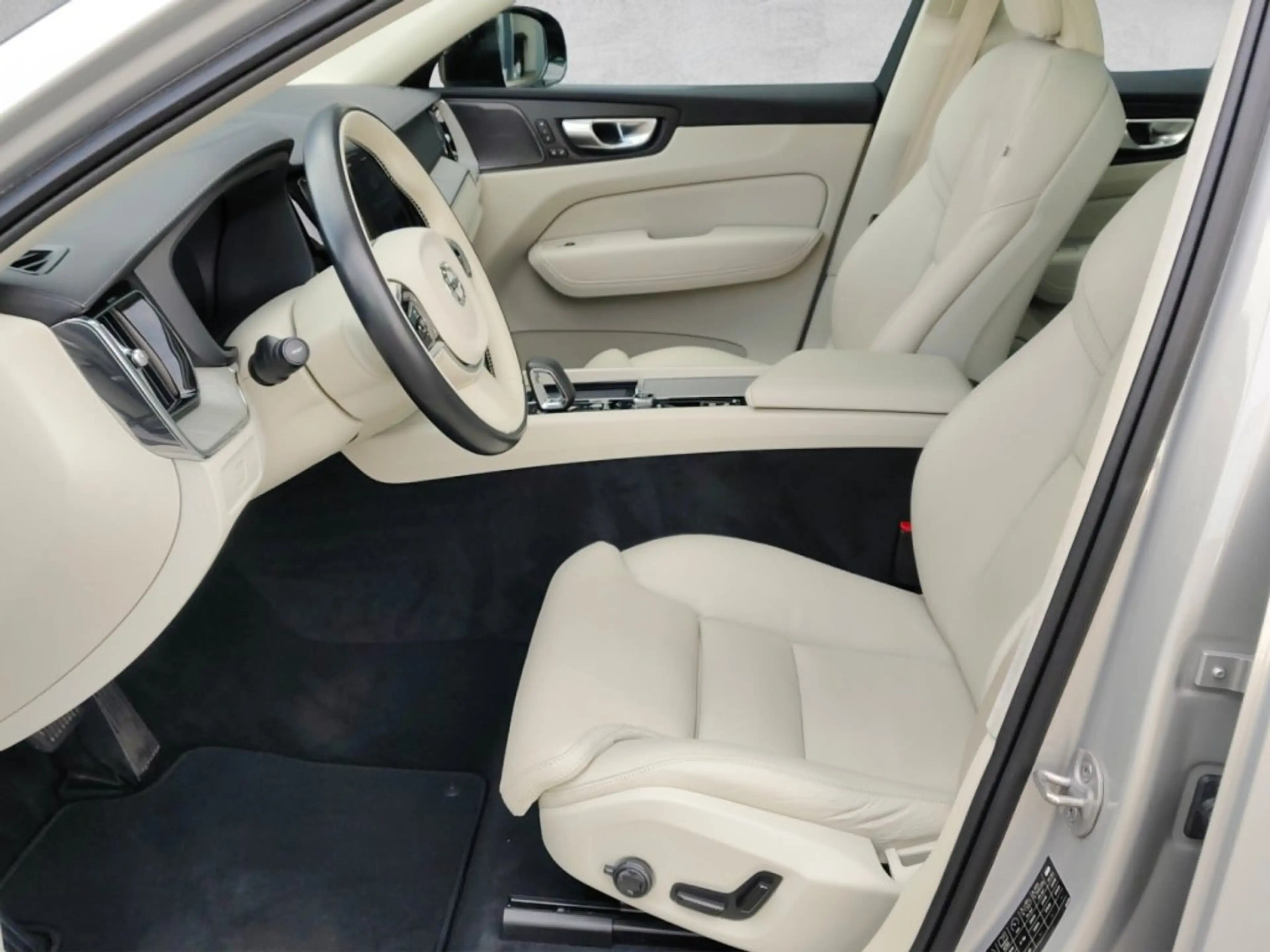 Volvo XC60 Ultimate, B4 AWD Mild Hybrid, Diesel, Dark — photo 6