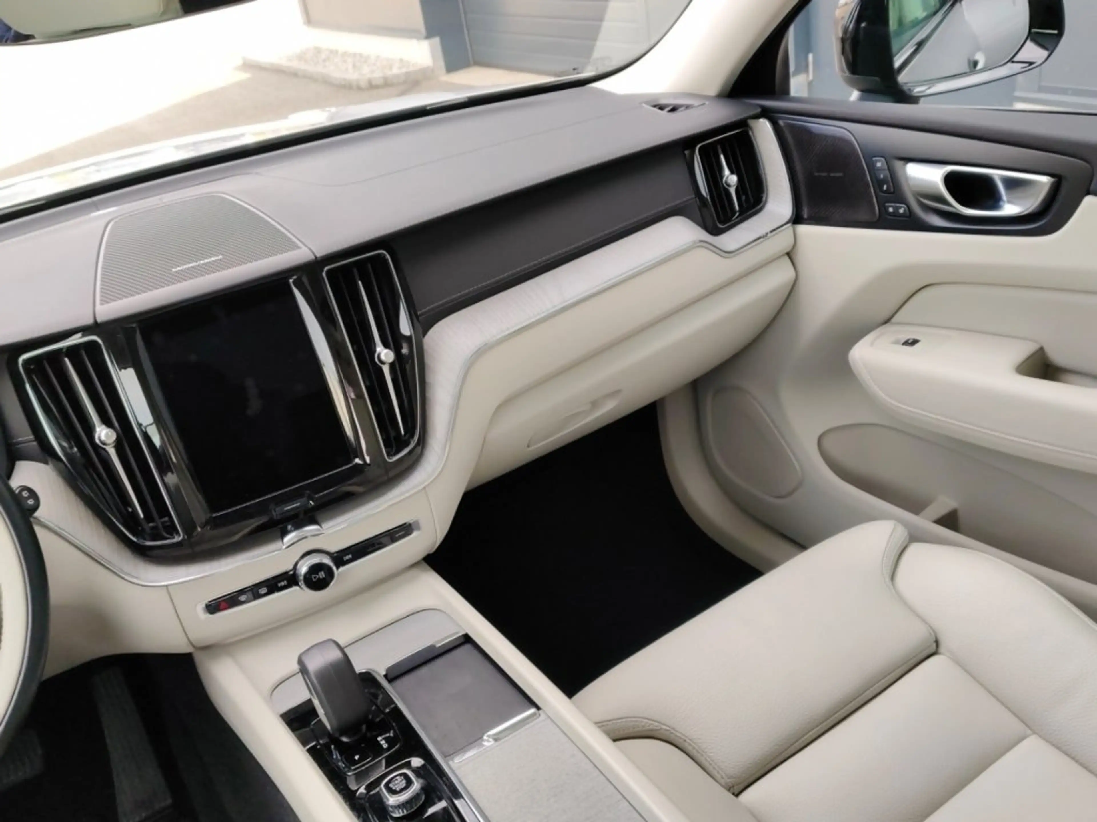 Volvo XC60 Ultimate, B4 AWD Mild Hybrid, Diesel, Dark — photo 10