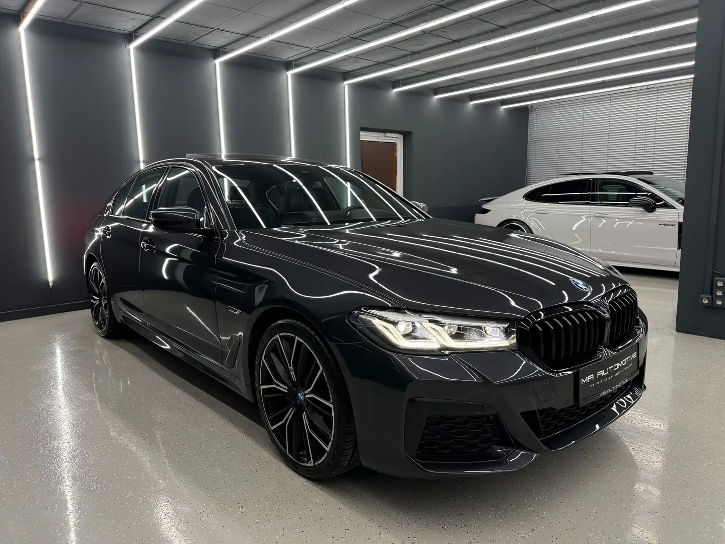 BMW 530 e M Sport *HK*ADAP*GSD*360*HUD*ROLLO*MBREMSE*TOP Grau - 2