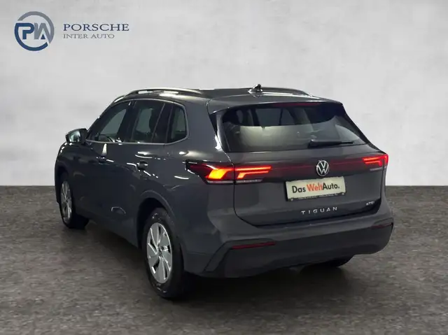 Volkswagen Tiguan view 4