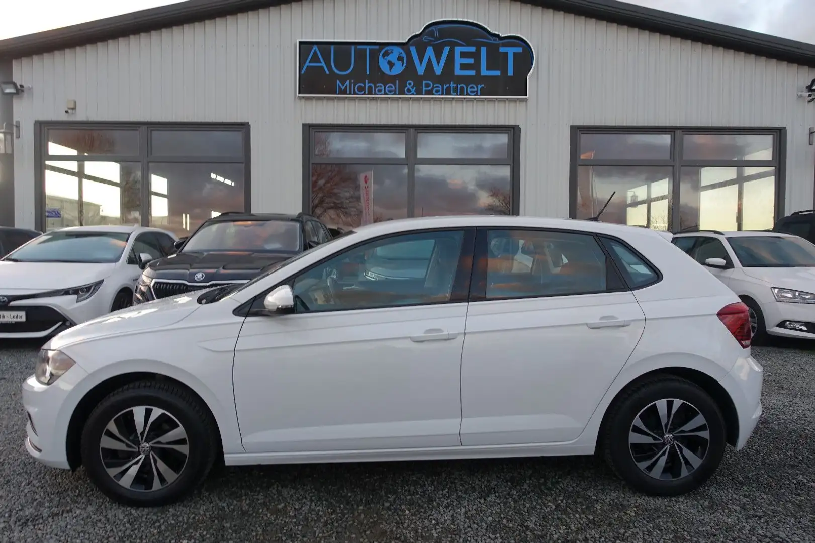 Volkswagen Polo 1.0 95PS KLIMA APP NAVI PDC Insp+TÜV Neu Blanc - 1