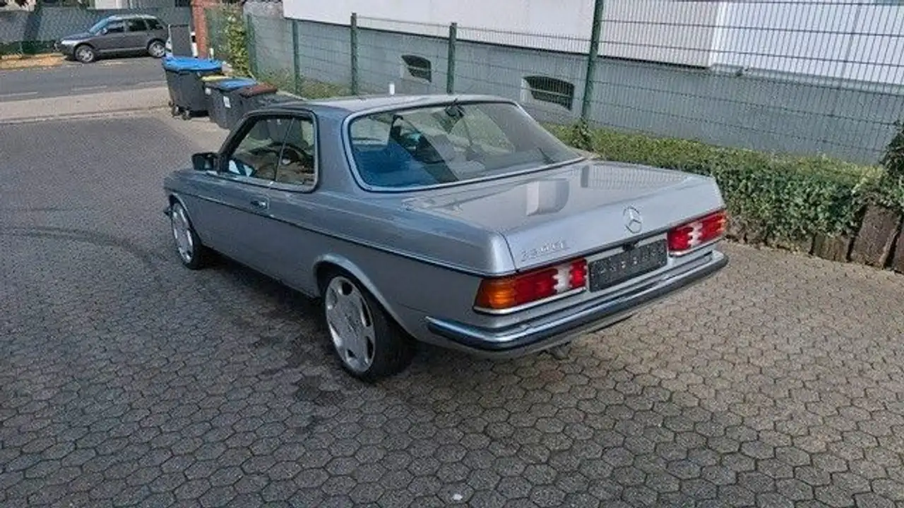 Mercedes-Benz 230 E, foto 2