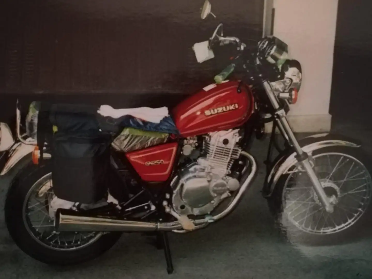 Suzuki GN 250 CASTOM Rot - 1