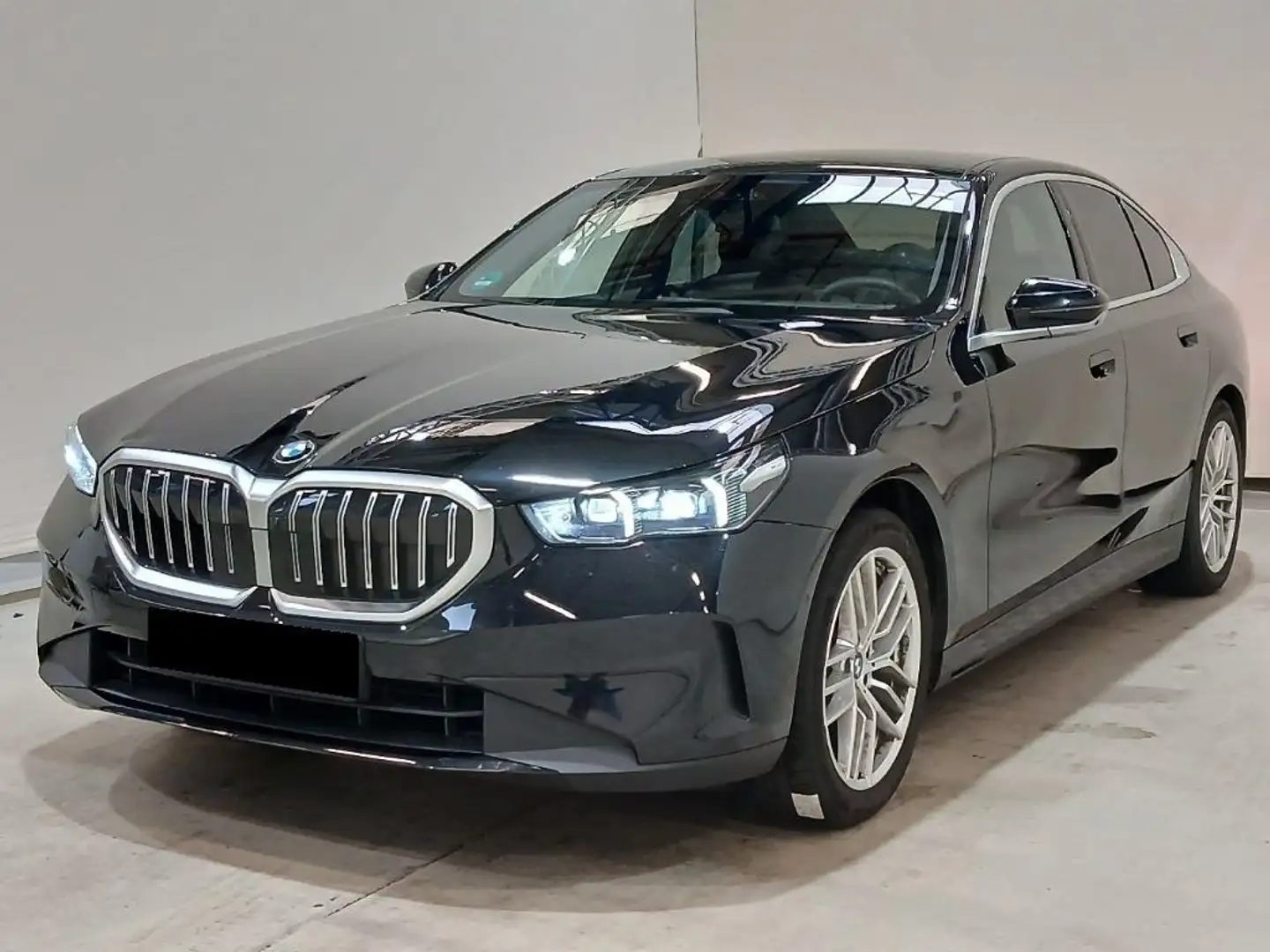 BMW 520 xd Lim. ACC AHK PANO HuD 360°view B&W Memory Schwarz - 2