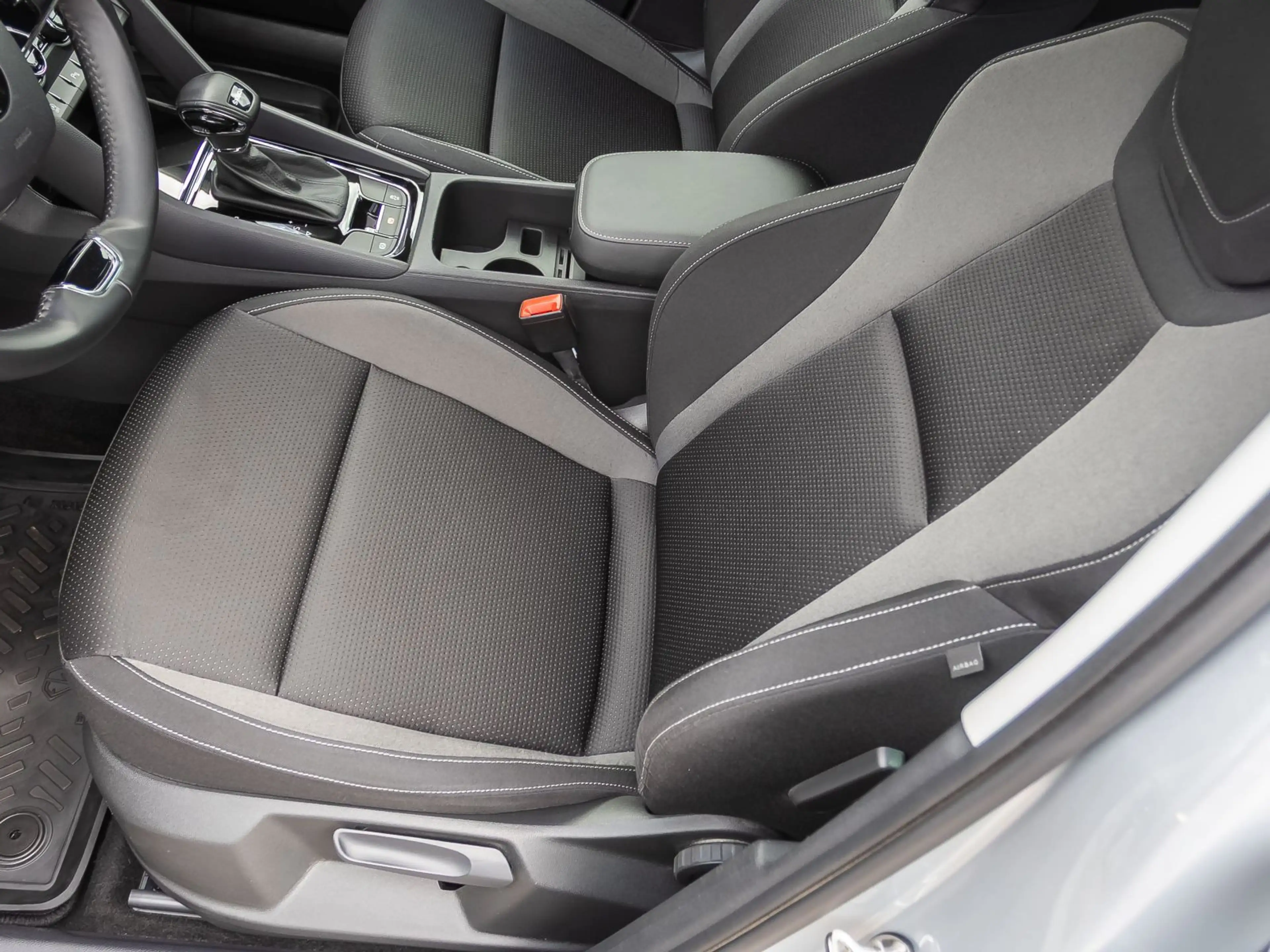 Skoda Karoq Tour 1.5TSI ACC Navi EPH LED CarPlay — photo 12