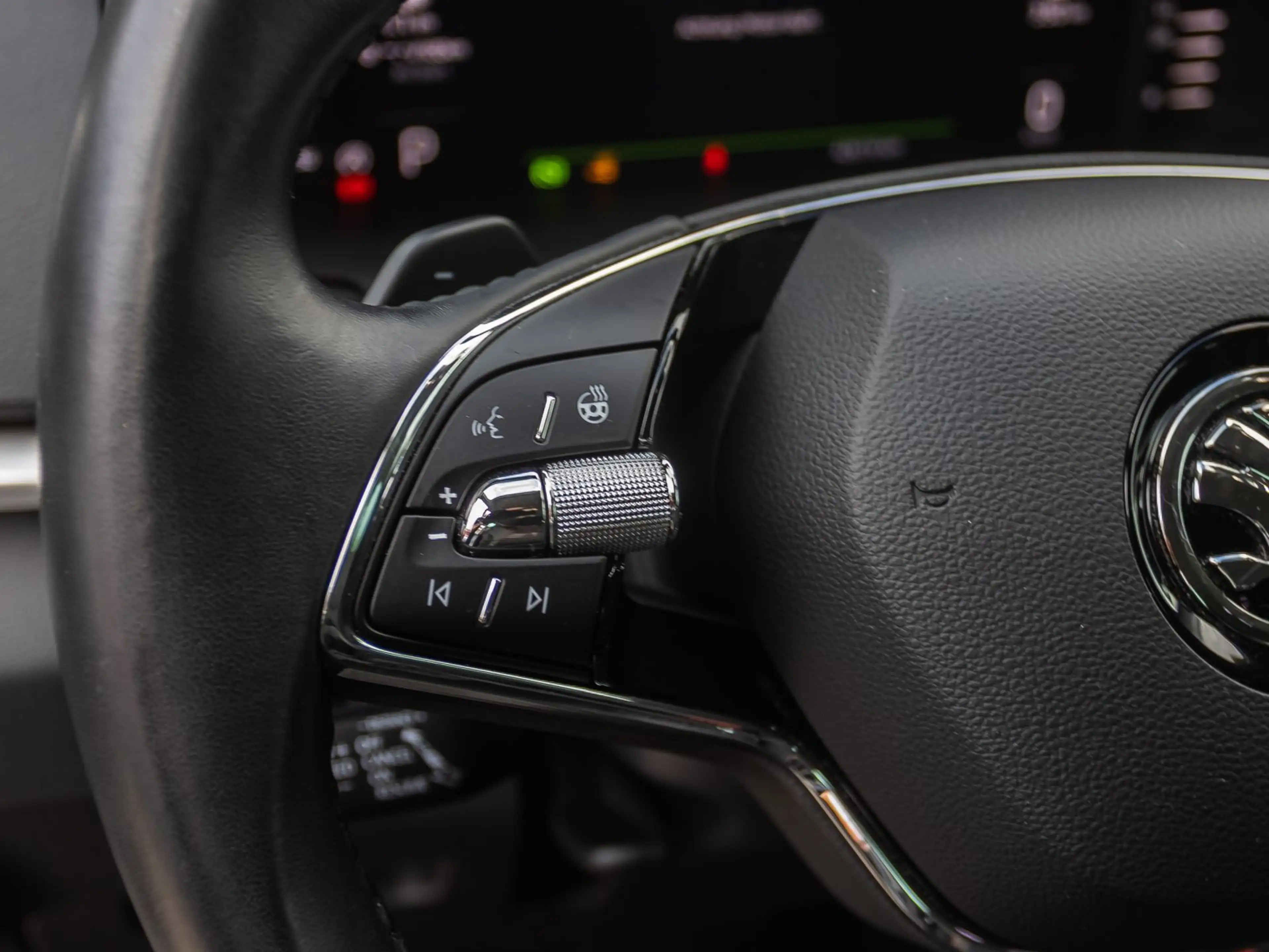 Skoda Karoq Tour 1.5TSI ACC Navi EPH LED CarPlay — photo 14