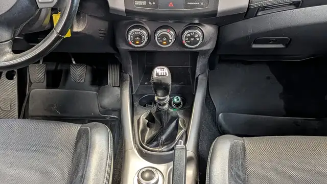 Mitsubishi Outlander view 13