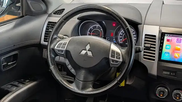 Mitsubishi Outlander view 12