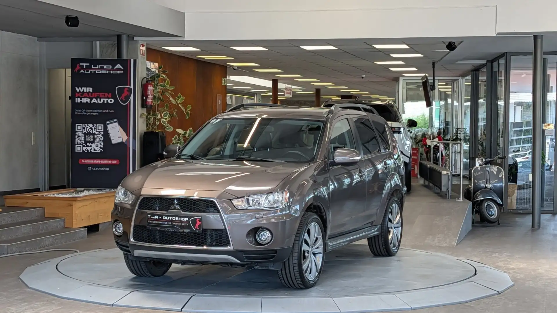 Mitsubishi Outlander 2,2 DI-D Austria 4WD 7-Sitzer *Dachreling*19Zoll* Braun - 1