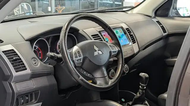 Mitsubishi Outlander view 11