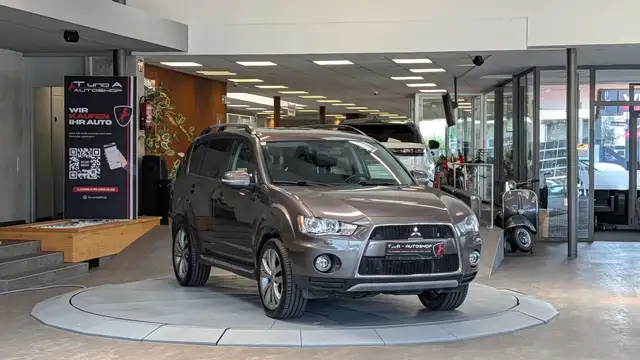 Mitsubishi Outlander view 3