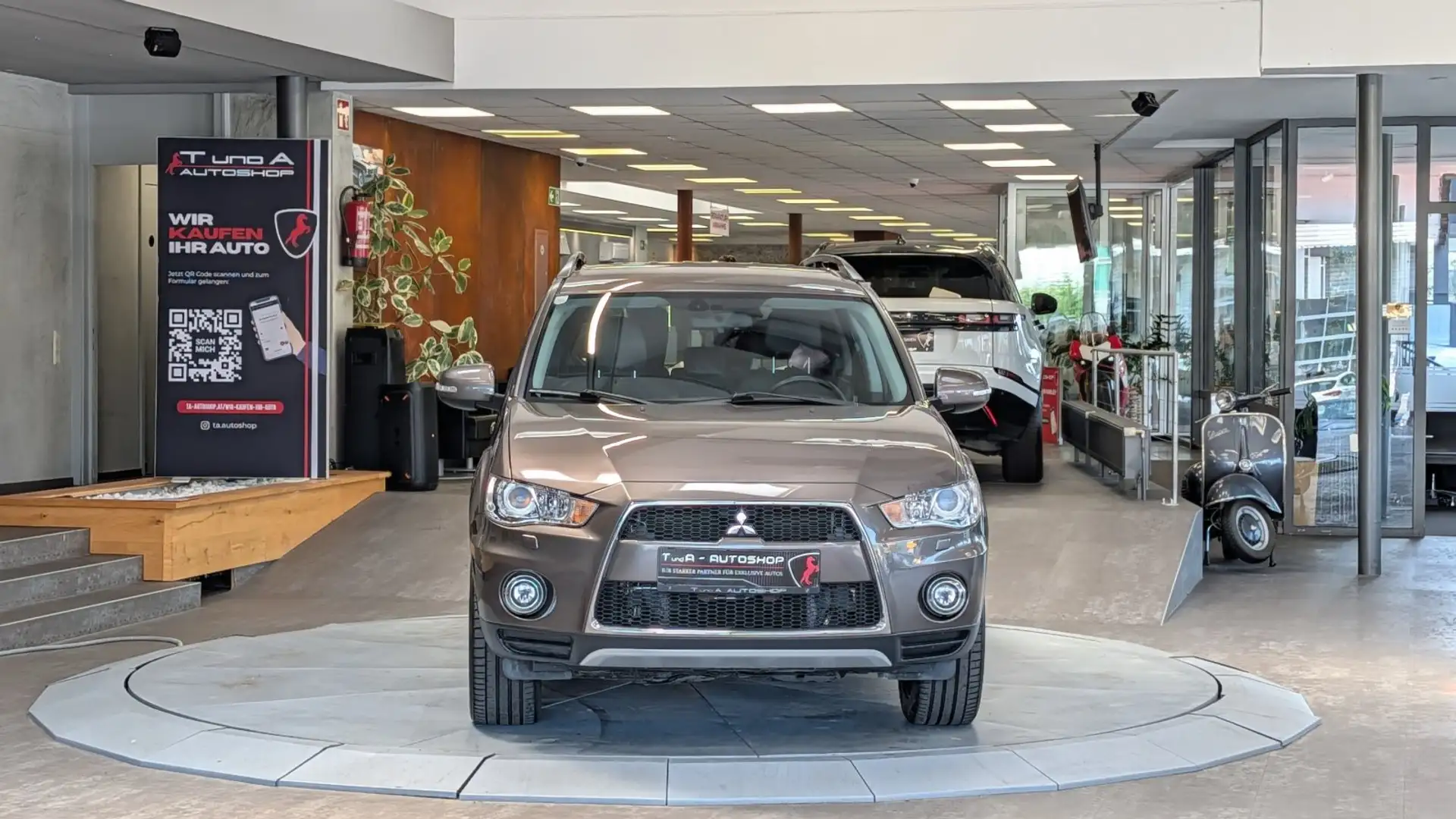 Mitsubishi Outlander 2,2 DI-D Austria 4WD 7-Sitzer *Dachreling*19Zoll* Braun - 2