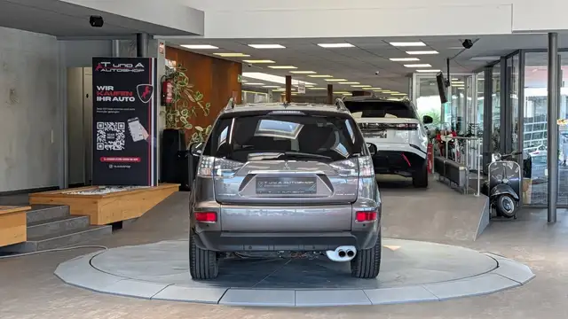 Mitsubishi Outlander view 8