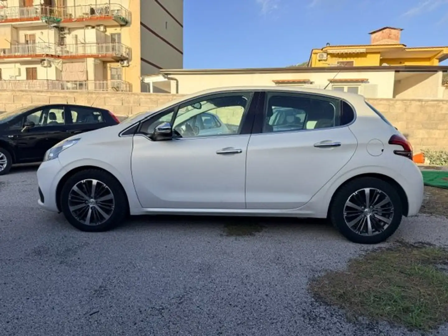Peugeot 208 208 I 2015 5p 1.6 bluehdi Allure 75cv Bianco - 1