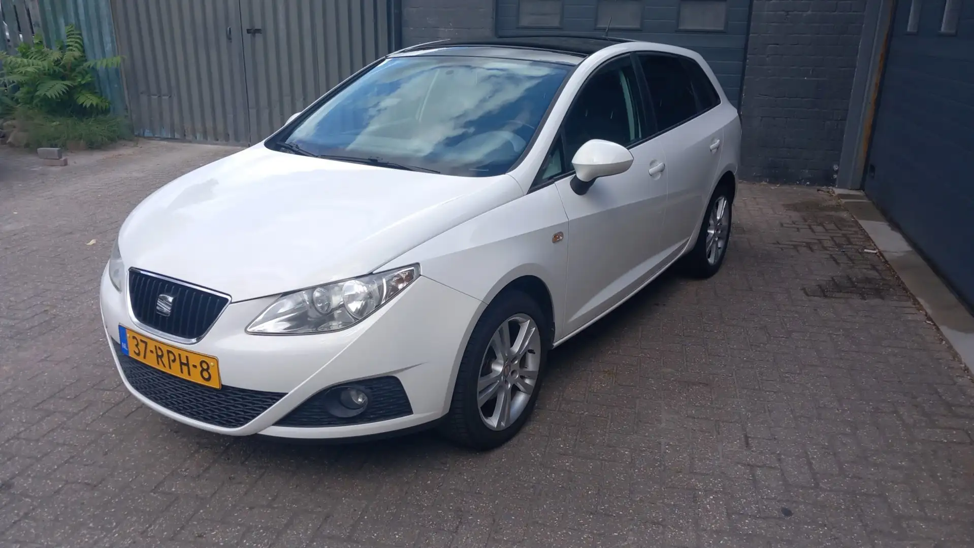 SEAT Ibiza ST 1.4 Style Handgeschakeld, Airco.Panoramadak,MP3 Wit - 1