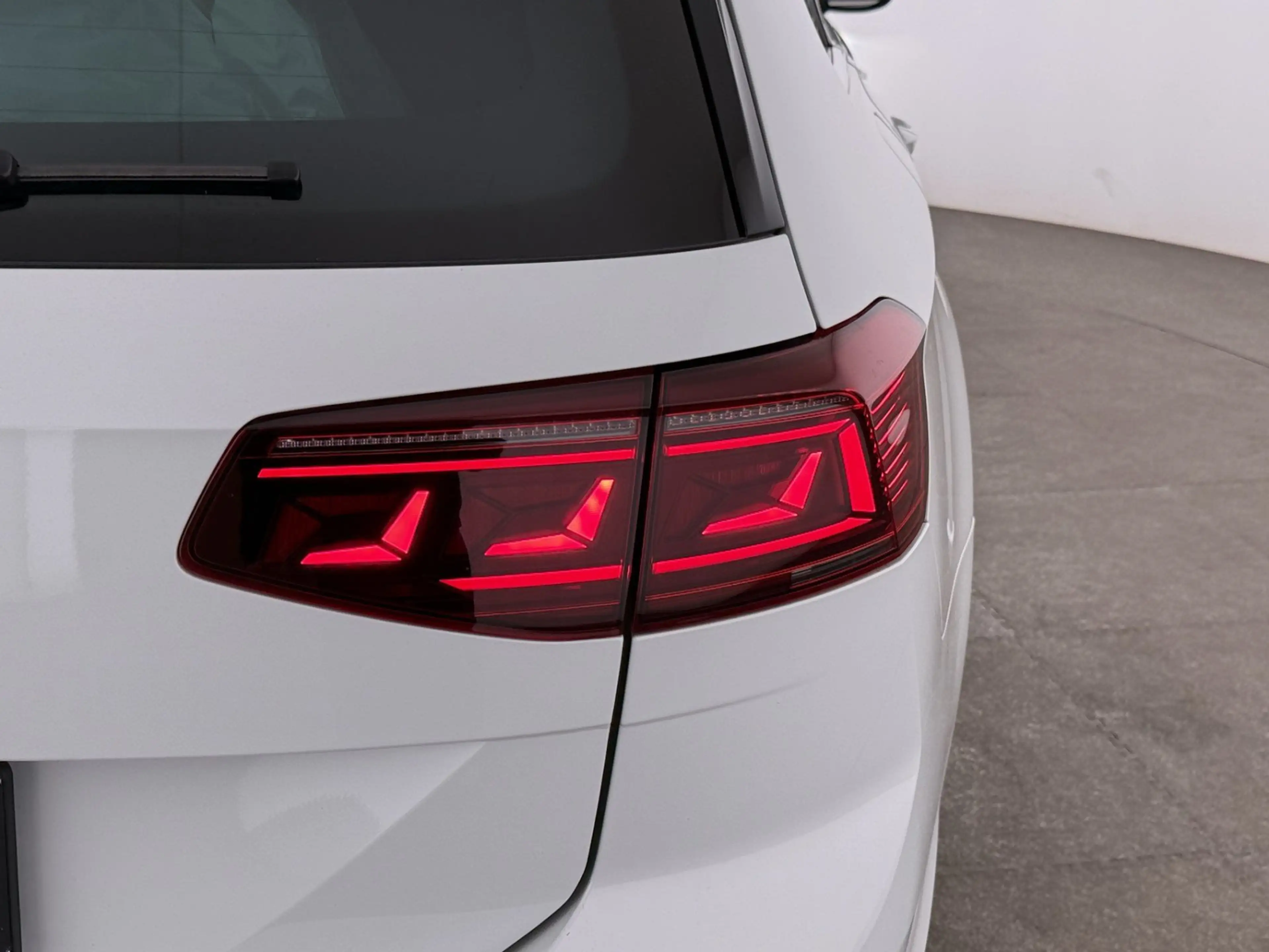 Volkswagen Passat Variant 2.0 TDI Business Aut MATRIX SKY — photo 12