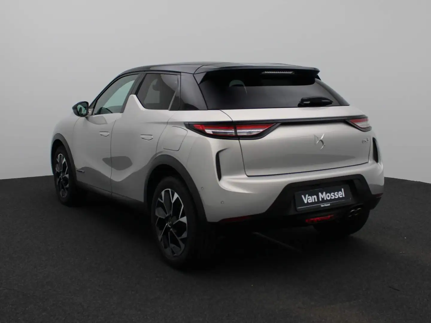 DS Automobiles DS 3 Crossback 1.2 PureTech Louvre | Leder | Navi | ECC | PDC | L Grijs - 2