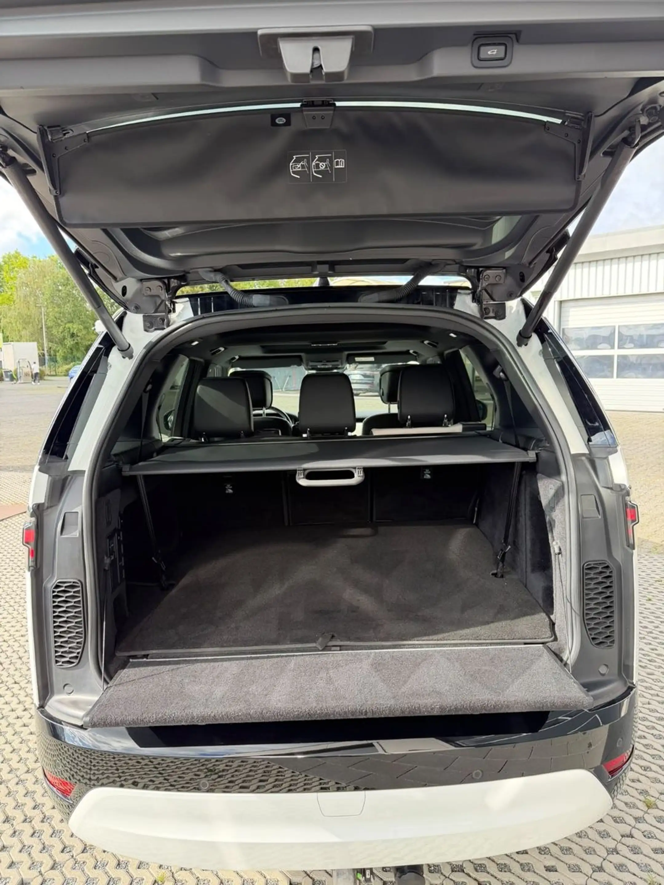 Land Rover Discovery 5 R-Dynamic HSE D300 AWD — photo 14