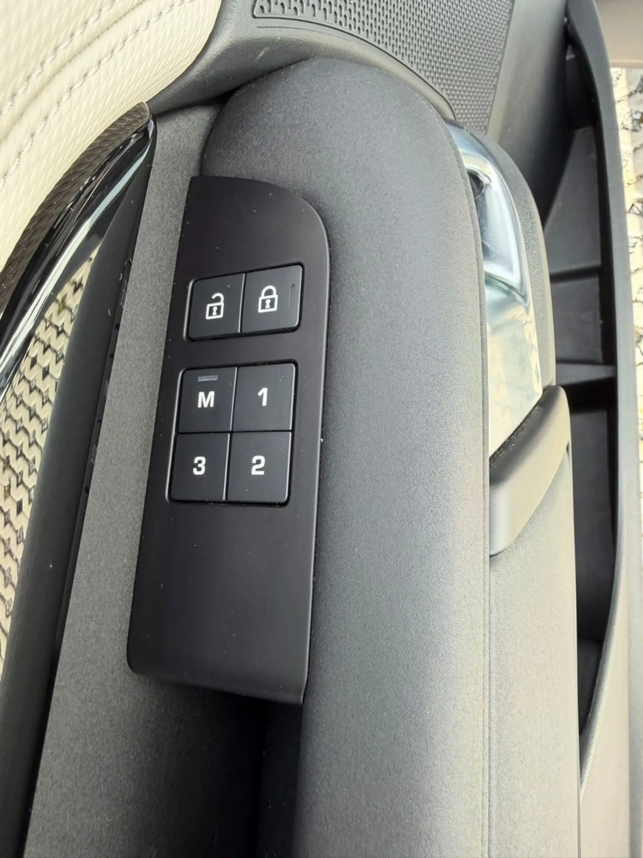 Land Rover Discovery 5 R-Dynamic HSE D300 AWD — photo 11