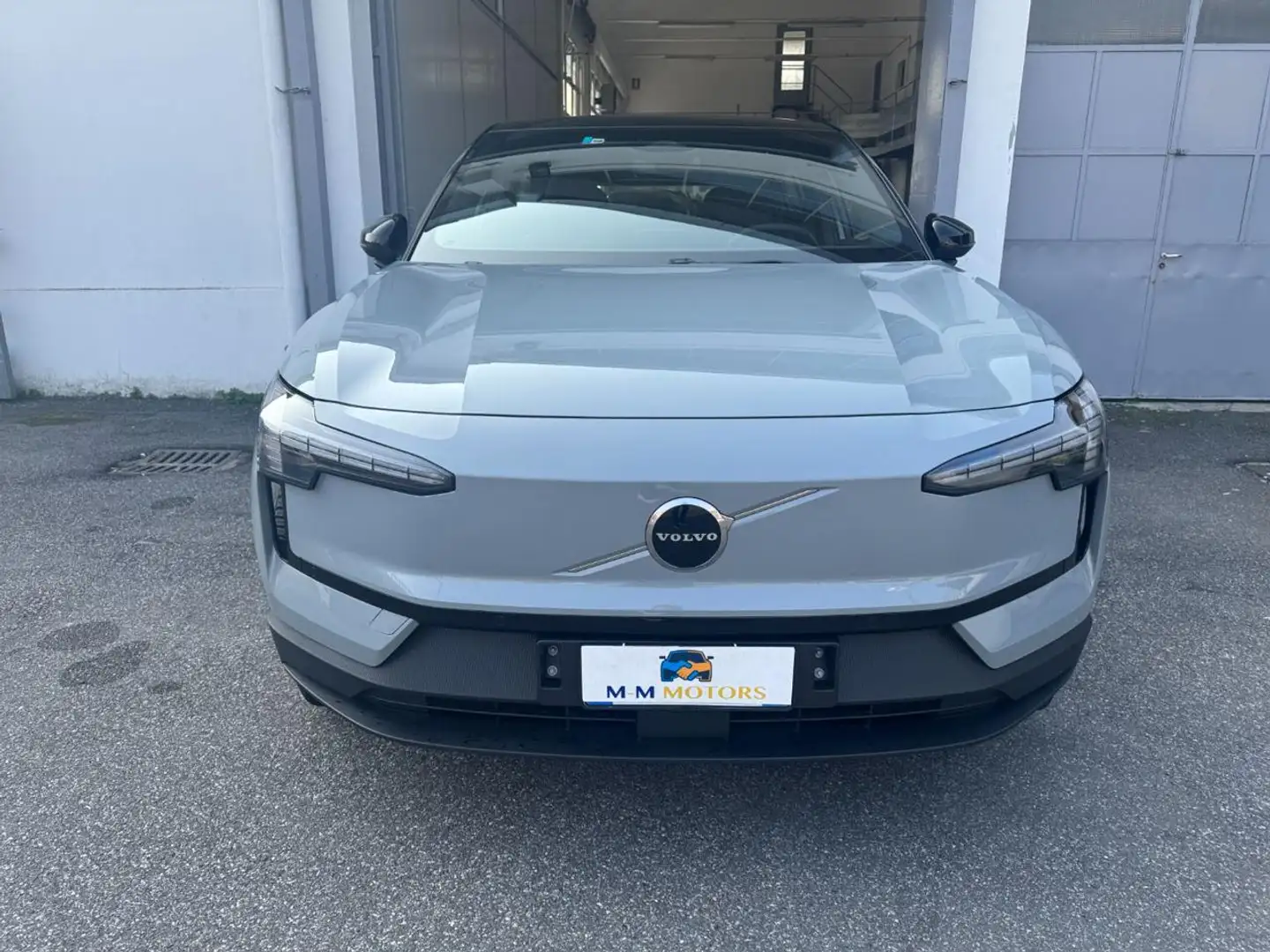 Volvo EX30 Single Motor RWD Plus  ** UNICO PROPRIETARIO ** Gris - 2