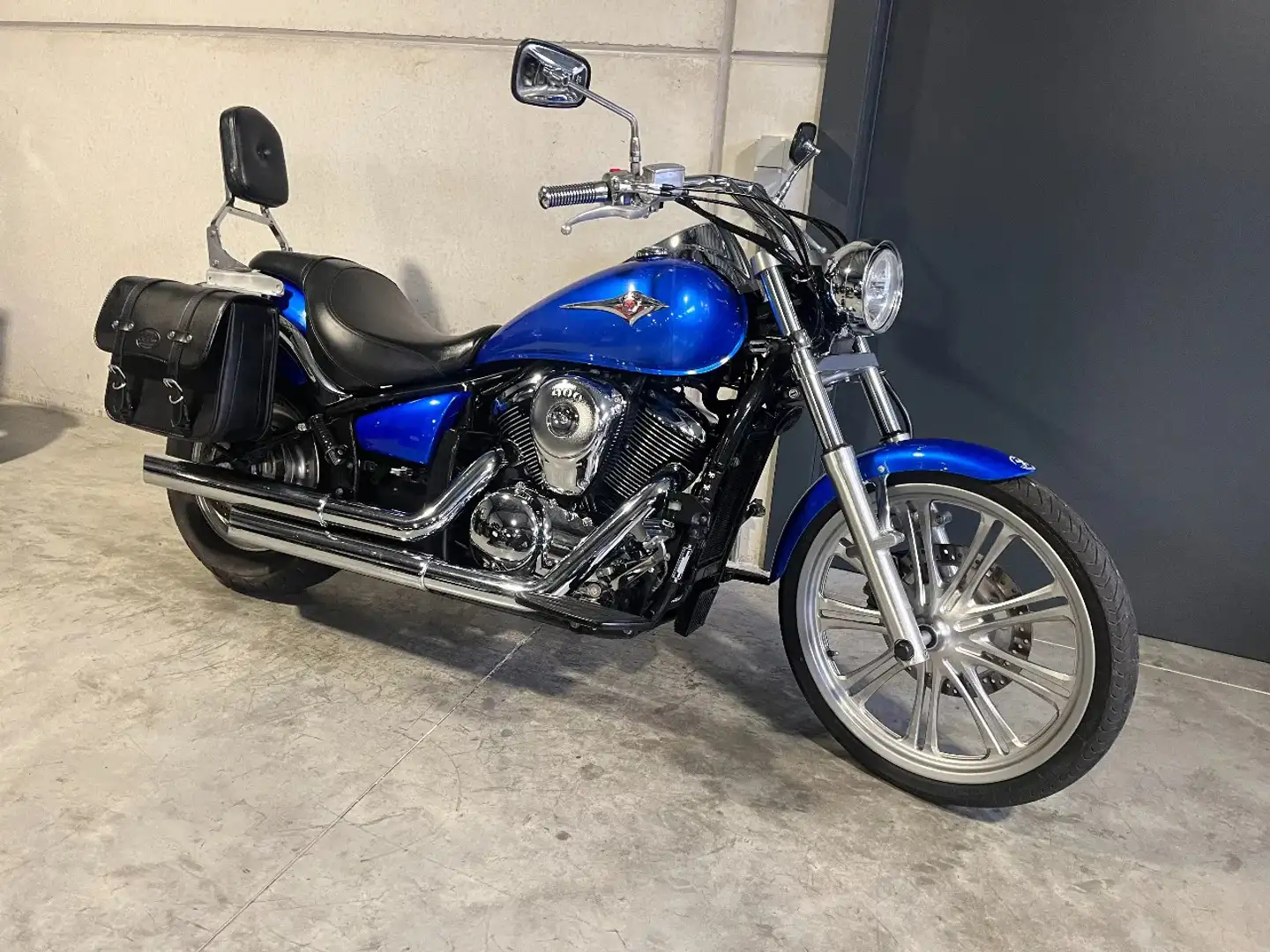 Kawasaki VN 900 Custom - 2