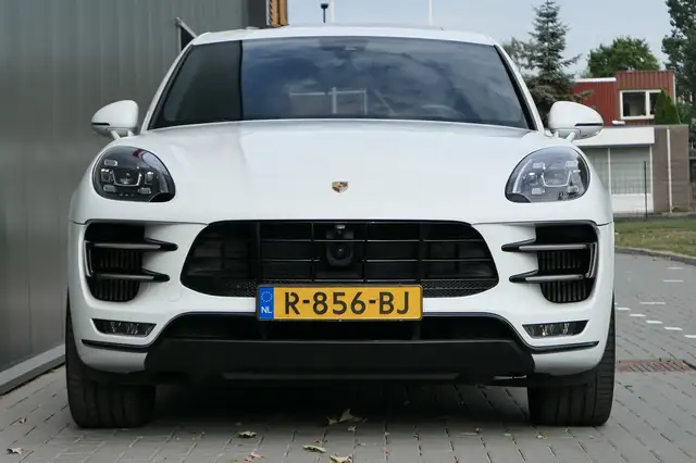 Porsche Macan view 8