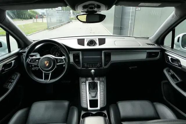 Porsche Macan view 4