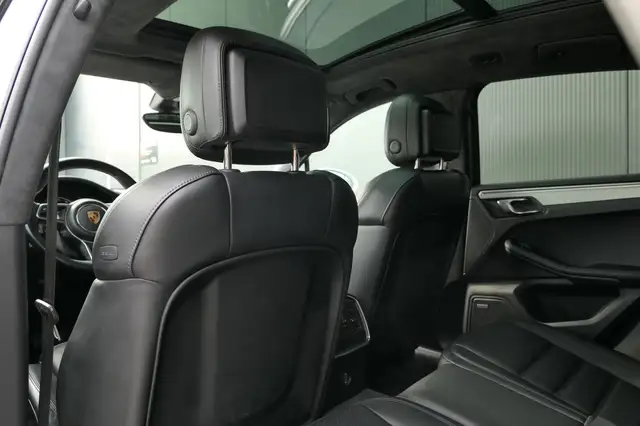 Porsche Macan view 15
