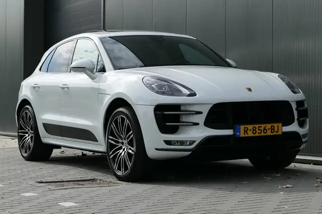 Porsche Macan view 6