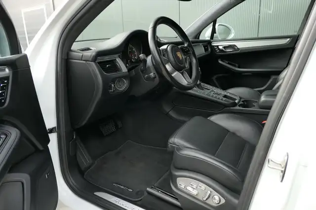 Porsche Macan view 3