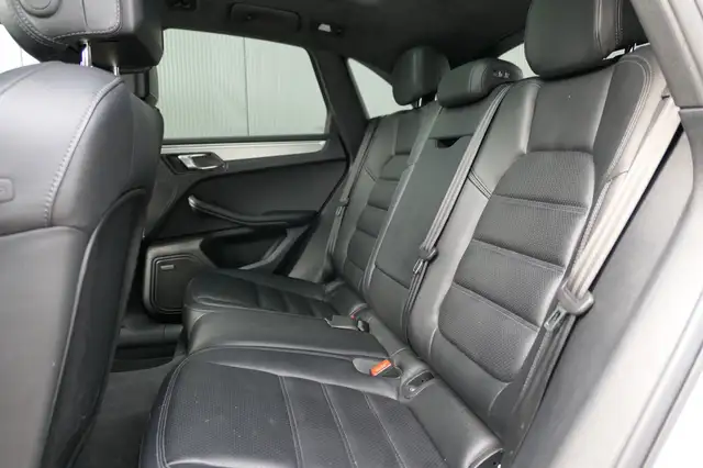Porsche Macan view 14