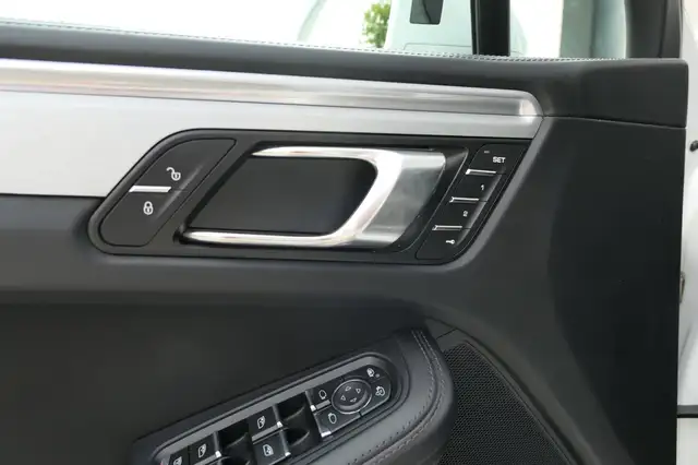 Porsche Macan view 12