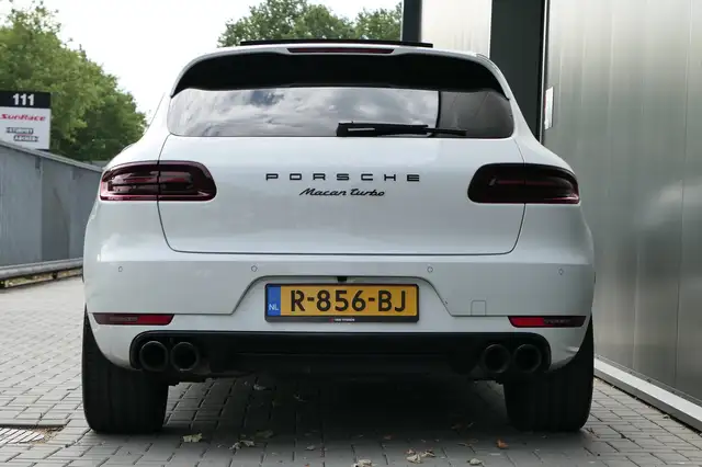 Porsche Macan view 11